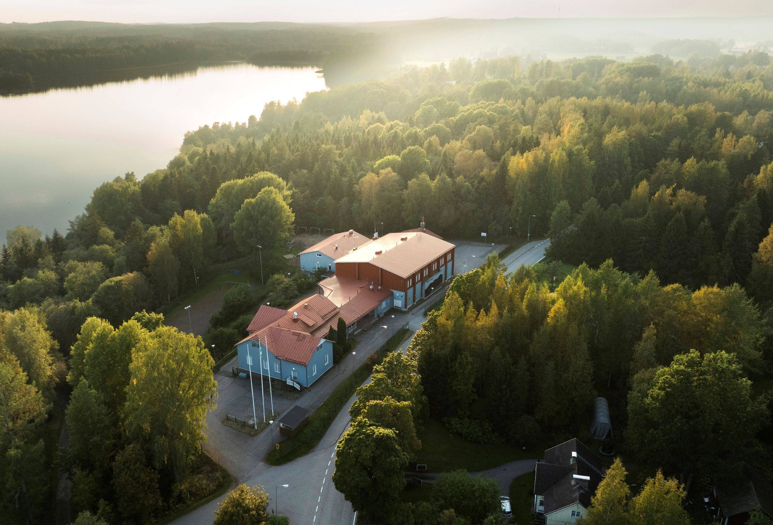 Karkkila Tuorilan koulu julkinen sektori kuvituskuva