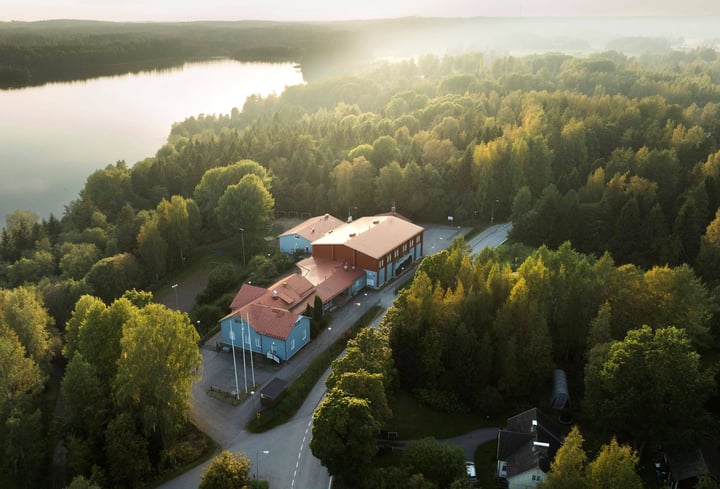 Karkkila Tuorilan koulu. Kuvaaja Petteri Kivimäki